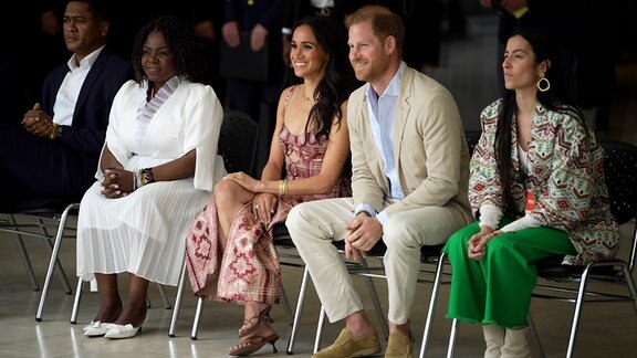 Prinz Harry und Meghan sowie Kolumbiens Vizepräsidentin Francia Márquez (l.) bei einem öffentlichen Event