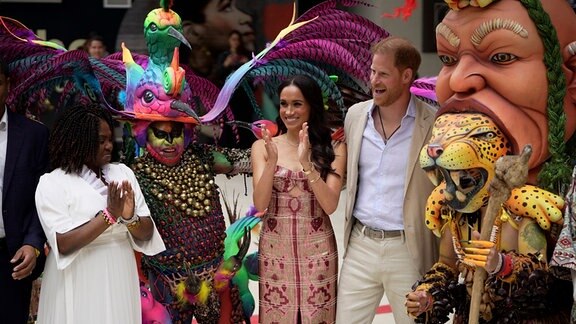 Prinz Harry (2.v.r.) und Meghan (m.) nehmen an einem öffentlichen Event teil, begleitet von Kolumbiens Vizepräsidentin Francia Márquez (l.).