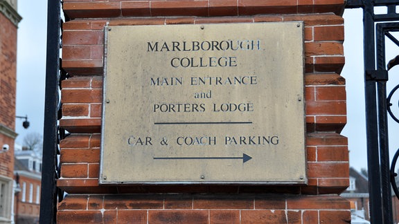 Ein Schild am Eingang zum Marlborough College