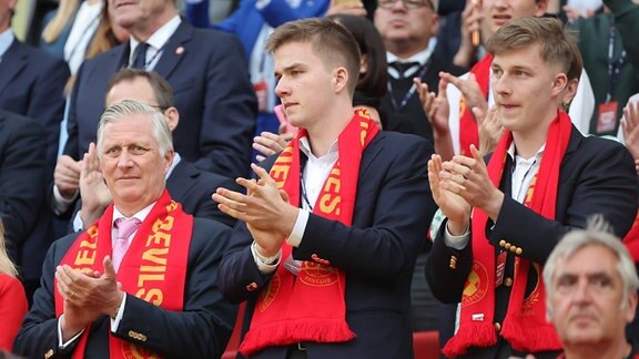 König Philippe, Prinz Emmanuel und Prinz Gabriel von Belgien im Publikum eines Fußballspiels