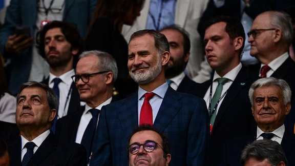 König Felipe von Spanien im Publikum eines Fußballspiels