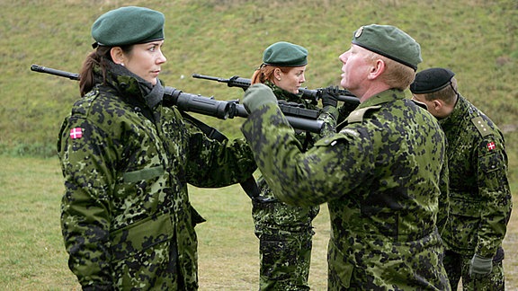 Die dänische Kronprinzessin Mary (l.) schultert ihre Waffe während ihrer Grundausbildung bei der dänischen Nationalgarde im Militärlager Christianminde, Dänemark, 18. Januar 2008.