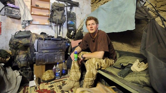Prinz Harry sitzt am 2. Januar 2008 auf seinem Feldbett in seiner Unterkunft am FOB Delhi (Forward Operating Base) in der Provinz Helmand im Süden Afghanistans.
