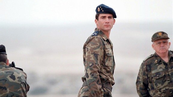 Der spanische Thronfolger, Kronprinz Felipe (M), am 20.10.1997 bei einem Militärmanöver in Saragossa, an dem er teilnimmt.