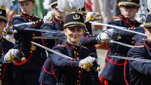 Prinzessin Elisabeth bei einer Parade der belgischen Armee.