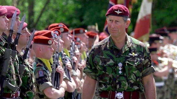 Prinz Charles bei einer Militärparade in Uniform.