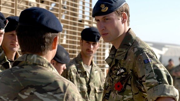 Prinz William (r.) im Gespräch mit Soldaten vor einem Sonntagsgottesdienst im Camp Bastion, Afghanistan, am 14. November 2010.