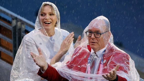 Monacos Fürst Albert II. (rechts) und Fürstin Charlene gestikulieren in Paris, Frankreich, während der Eröffnungszeremonie der Olympischen Sommerspiele