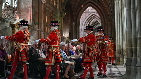 Yeomanry-Gardisten tragen Schalen mit roten und weißen Maundy-Geldbeuteln mit Münzen, die Königin Camilla während des königlichen Maundy-Gottesdienstes an Gründonnerstag in der Kathedrale von Worcester verteilen wird.