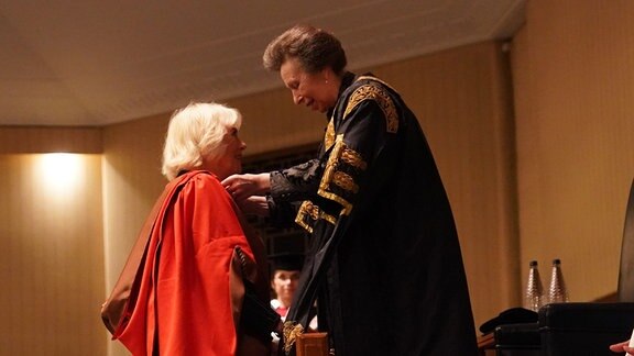 Anne, Princess Royal, überreicht Königin Camilla (l), in ihrer Funktion als Kanzlerin der University of London, am Gründungstag der Universität im Senate House die Ehrendoktorwürde.