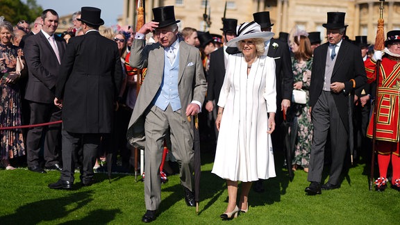 König Charles III. und Königin Camilla kommen zu einer königlichen Gartenparty im Buckingham Palace.