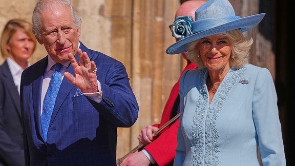 König Charles III. und Königin Camilla winken der Menge zu, als sie zum Ostermatine-Gottesdienst in der St. George's Chapel auf Schloss Windsor eintreffen.