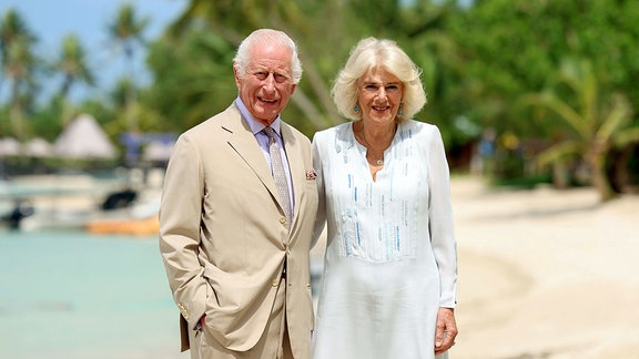 König Charles III. und Königin Camilla posieren für ein Porträt am Strand von Samoa.