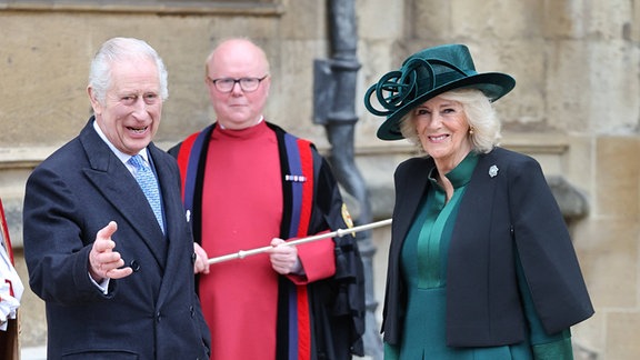 König Charles III. und Königin Camilla kommen zusammen mit anderen Mitgliedern der britischen Königsfamilie zum Gottesdienst am Ostersonntag in der St. Georges Chapel.