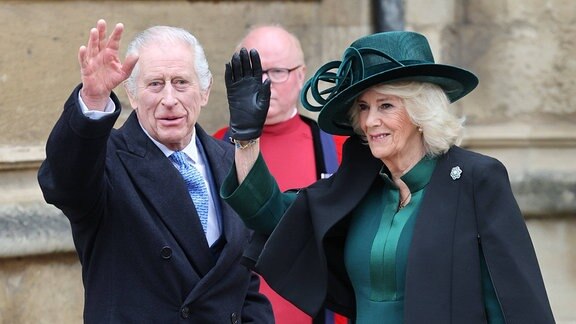 König Charles III. und Königin Camilla kommen zusammen mit anderen Mitgliedern der britischen Königsfamilie zum Gottesdienst am Ostersonntag in der St. Georges Chapel.