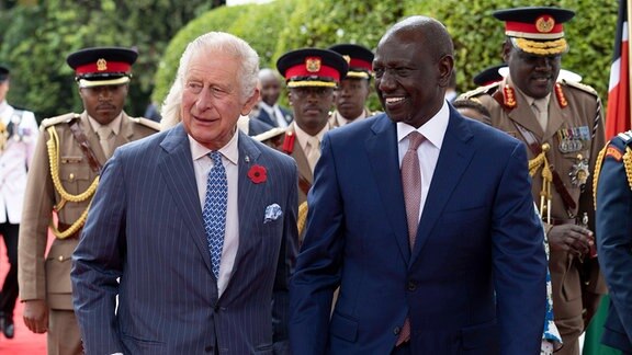 König Charles III. mit dem Präsidenten von Kenia bei einer feierlichen Begrüßung im State House in Nairobi am ersten Tag ihres Staatsbesuchs in Kenia.