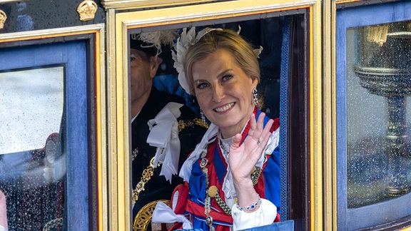 Sophie, Herzogin von Edinburgh, wird in einer Kutsche von der Westminster Abbey zurück zum Buckingham-Palast gefahren.