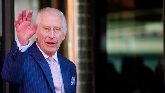 König Charles III. von Großbritannien winkt bei seinem Besuch im Macmillan Cancer Centre des University College Hospital, um das Bewusstsein für die Bedeutung der Früherkennung zu schärfen und einige der innovativen Forschungsarbeiten des Zentrums vorzustellen.