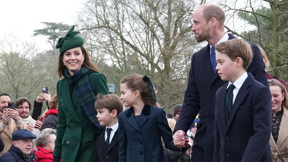 Kate, Prinzessin von Wales, links mit Prinz Louis, Prinzessin Charlotte, Prinz William und Prinz George kommen zum Weihnachtsgottesdienst in der St. Mary Magdalene Church in Sandringham in Norfolk.