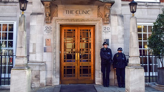 Polizisten stehen vor der privaten Londoner Klinik, als König Charles III. zur Prostatabehandlung eingeliefert wird, dasselbe Krankenhaus, in dem Prinzessin Catherine operiert wurde.