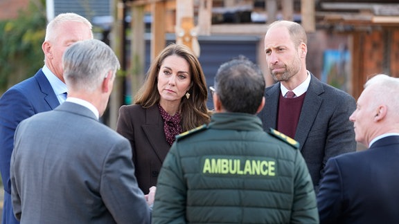 Der britische Prinz William und Kate, Prinzessin von Wales, treffen mit Rettungskräften und den Familien der Opfer des Messerangriffs von Southport Anfang des Jahres in Southport zusammen