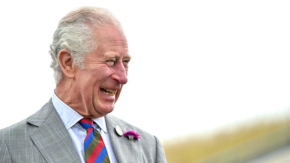 Charles, Prinz von Wales und Schirmherr des Nationalen Botanischen Gartens von Wales, lacht bei einem Besuch der Botanischen Gärten von Middleton Hall.