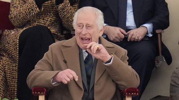 Der britische König Charles III. sieht sich eine Vorführung in der Schlossarena am dritten Tag der Royal Windsor Horse Show an.