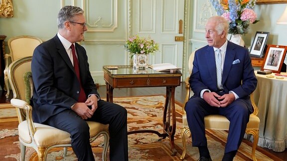 König Charles III. (r) spricht mit Sir Keir Starmer während einer Audienz im Buckingham Palace, zu der er den Labour-Vorsitzenden nach der Parlamentswahl einlud.
