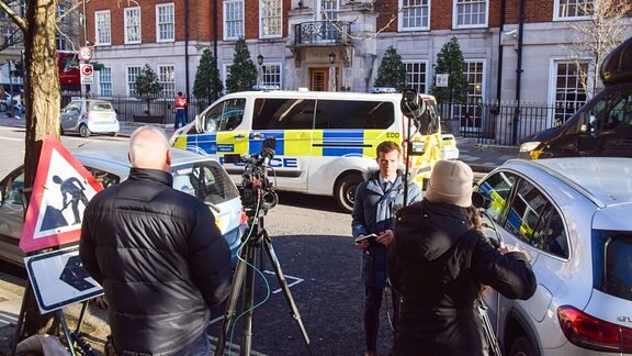 Medienvertreter und Polizisten stehen vor der privaten Londoner Klinik, als König Charles III. zur Prostatabehandlung eingeliefert wird.