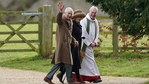 Der britische König Charles III. und Königin Camilla kommen zu einem Sonntagsgottesdienst in der St. Mary Magdalene Church.