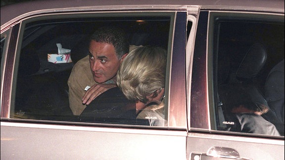 Prinzessin Diana und Dodi Al Fayed sitzen in einem Auto