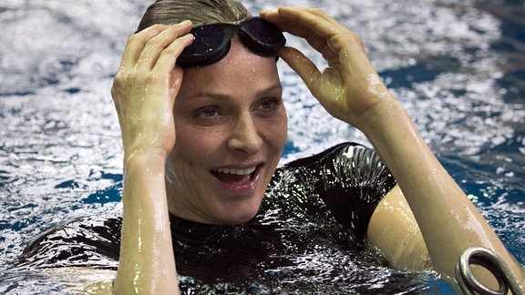 Charlene, Fürstin von Monaco, gibt im Schwimmbad des Olimpijski-Sportkomplexes in Moskau einen Schwimm-Meisterkurs für Kinder.