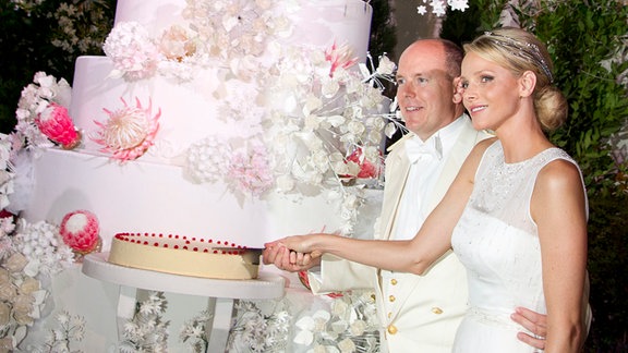 Fürst Albert II. von Monaco und Fürstin Charlene (r.) beim Anschneiden der Hochzeitstorte während des Galadinners nach ihrer Trauung am 02. Juli 2011 in Monaco