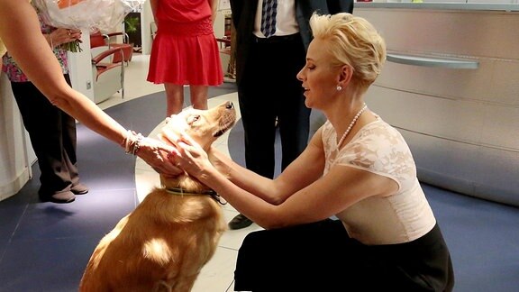 Charlène von Monaco streichelt einen Hund