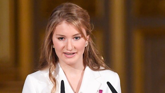 Prinzessin Elisabeth von Belgien hält während einer Zeremonie anlässlich ihres 18. Geburtstags eine Rede.