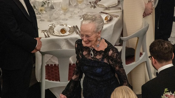 Königin Margareth bei einer abendelichen Veranstaltung