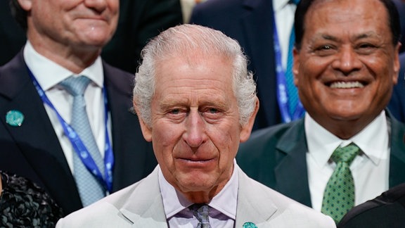 König Charles III. von Großbritannien stellt sich während eines Empfangs des Business and Philanthropy Climate Forum in der Expo City während der Weltklimakonferenz der Vereinten Nationen mit führenden Politikern und Delegierten für ein Familienfoto auf