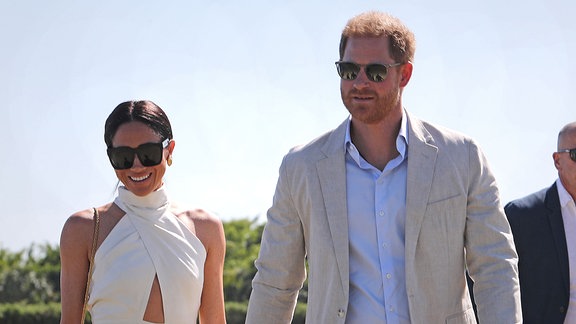 Prinz Harry und Herzogin Meghan von Sussex gehen Hand in Hand. 