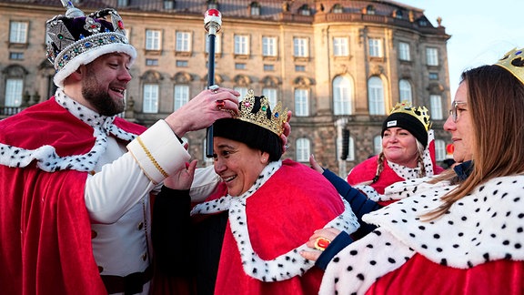 Menschen in Kostümen versammeln sich vor der Abdankung von Königin Margrethe in Kopenhagen auf dem Schlossplatz Christiansborg.