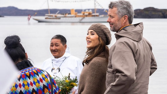 König Frederik X. und Königin Mary von Dänemark treffen in Attu ein.