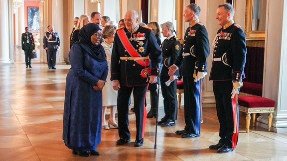 König Harald V. von Norwegen trifft die  Präsidentin von Tansania Samia Suluhu Hassan