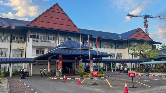 Menschen stehen vor dem Sultanah Maliha Krankenhaus, in das König Harald V. von Norwegen mit einer Infektion eingeliefert worden sein soll, auf der malaysischen Ferieninsel Langkawi, Malaysia. 