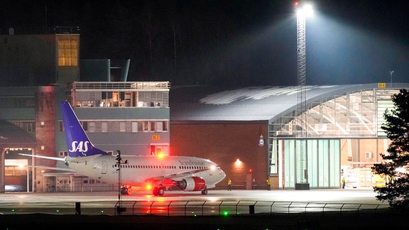 Ein Sanitätsflugzeug der Scandinavian Airlines, das vermutlich den norwegischen König Harald an Bord haben soll, landet auf dem Osloer Flughafen Gardermoen. 