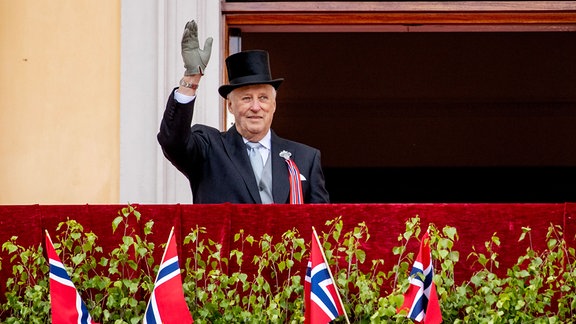 König Harald von Norwegen winkt vom Balkon