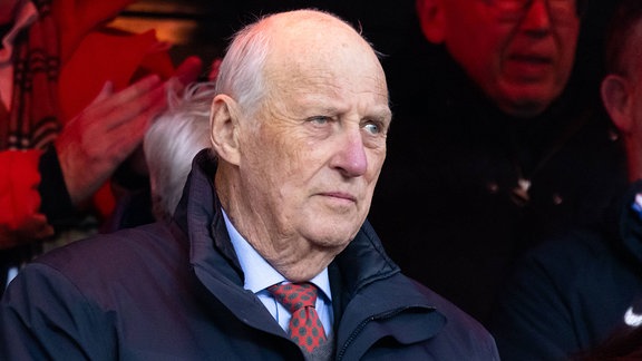 Seine Majestät König Harald V. von Norwegen beim Finale des Frauenpokals, Cupfinalen Kvinner 2024, zwischen Rosenborg und Vaalerenga im Ullevaal-Stadion in Oslo.