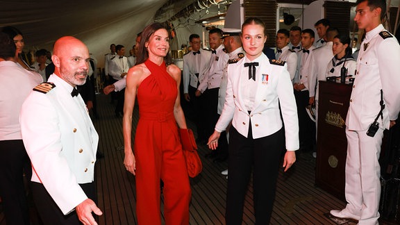 Letizia und Leonor bei Gala auf Schiff