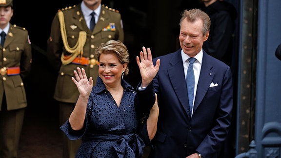 Luxemburgs Großherzog Henri und Großherzogin Maria Teresa winken.