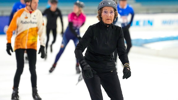Prinzessin Margriet läuft Schlittschuh.