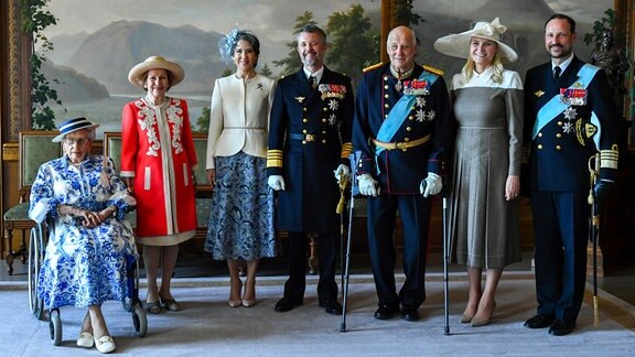 V. l. n. r.: Dänmarks Prinzessin Astrid Fru Ferner, Königin Sonja, Königin Mary und Königin Frederik, Norwegens König Harald, Kronprinzessin Mette-Marit und Kronprinz Haakon
