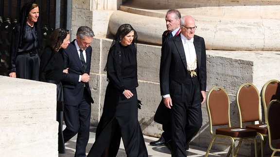 Königin Maxima der Niederlande und Premierminister Dick Schoof bei der Amtseinführungsmesse von Papst Leo XIV. auf dem Petersplatz am 18. Mai 2025 in der Vatikanstadt.